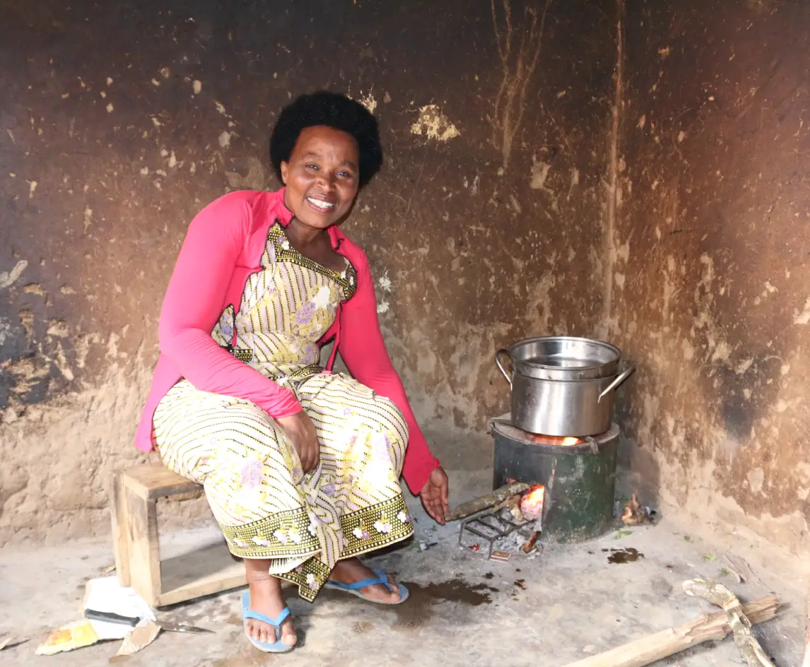 Rwandan woman using a cookstove